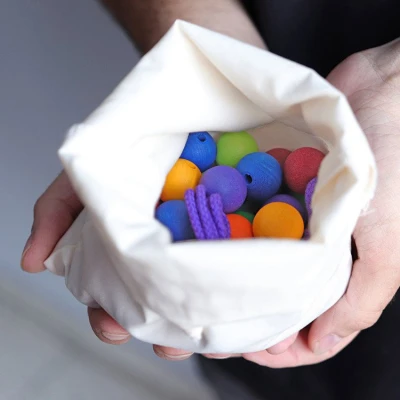 Koraliki na bawełnianym sznurku Schodki, kolorowe, 3+, Grimm's | Pan Piksel