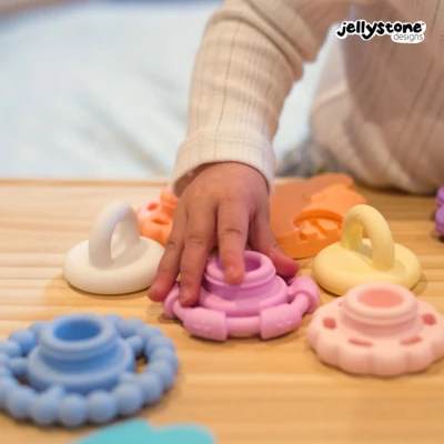 Silikonowy gryzak Mała Wieża, pastelowy, Jellystone Designs | Pan Piksel