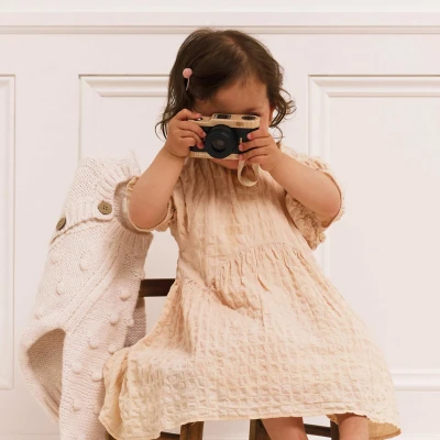 LE TOY VAN Drewniany aparat fotograficzny retro z kalejdoskopem zabawka | Pan Piksel
