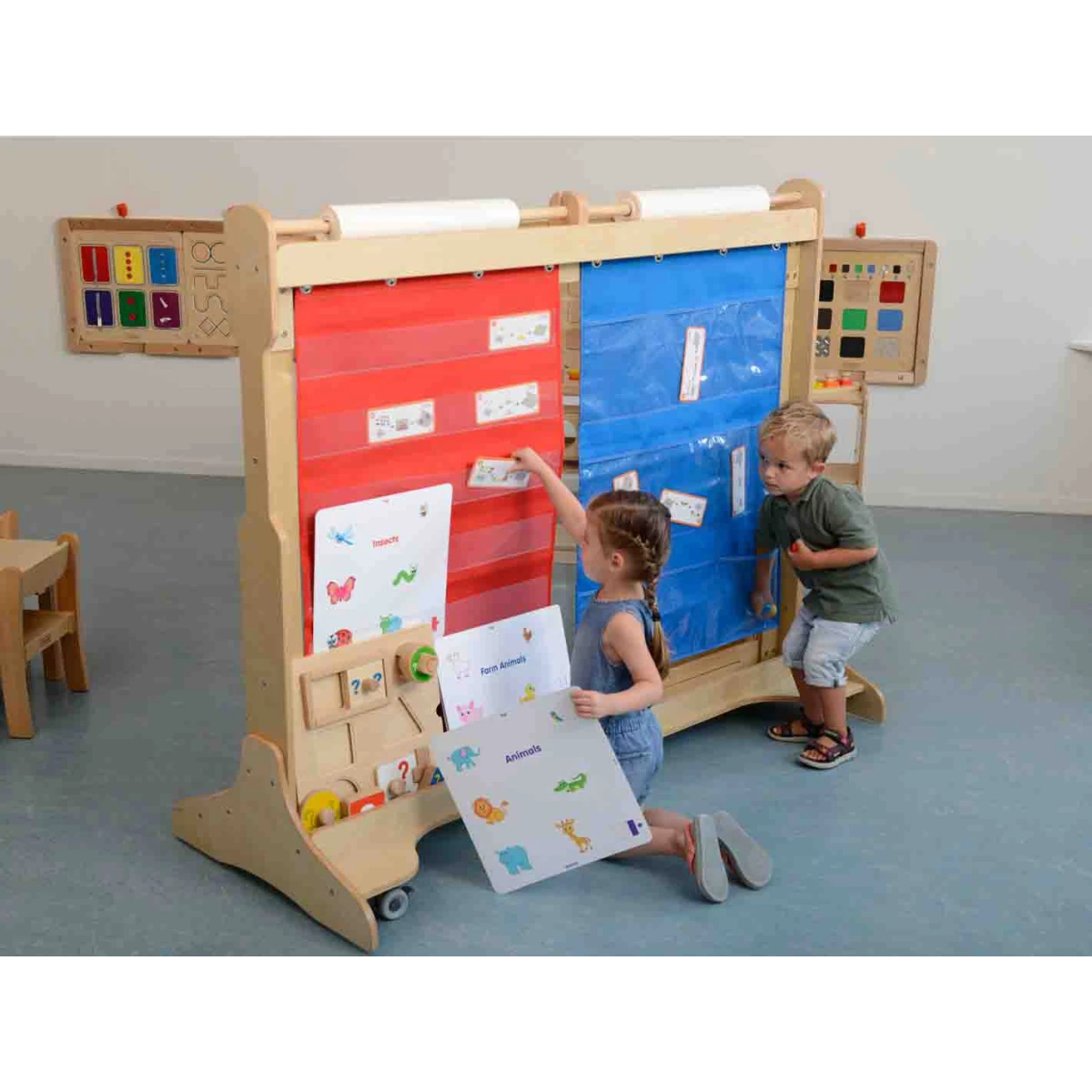 MASTERKIDZ Materiałowy Arkusz Do Wieszania Z Kieszonkami Na Książki i Obrazki Niebieski | Pan Piksel