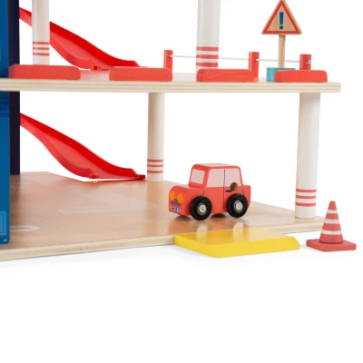 MOULIN ROTY Drewniany piętrowy parking i warsztat | Pan Piksel