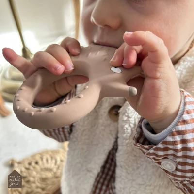 MAISON PETIT JOUR Gryzak dla dzieci Jeżyk | Pan Piksel