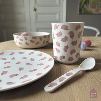 MAISON PETIT JOUR Zestaw naczyń i sztućców dla dziecka 4 el. Jeżyk | Pan Piksel