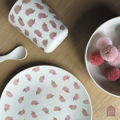 MAISON PETIT JOUR Zestaw naczyń i sztućców dla dziecka 4 el. Jeżyk | Pan Piksel