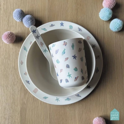 MAISON PETIT JOUR Zestaw naczyń i sztućców dla dziecka 4 el. Morze | Pan Piksel