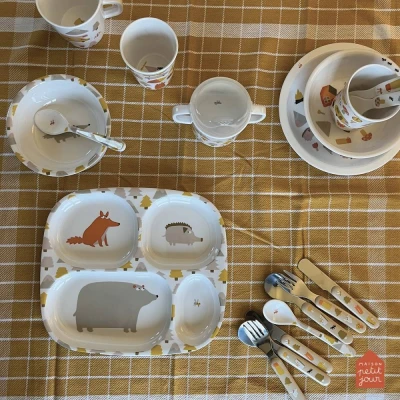 MAISON PETIT JOUR Zestaw naczyń i sztućców dla dziecka 5 el. Przygoda! | Pan Piksel