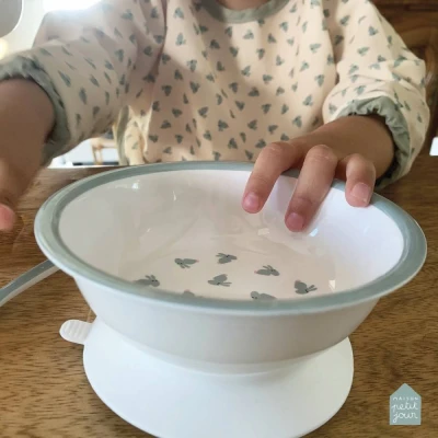 MAISON PETIT JOUR Miseczka dla dzieci z przyssawką i łyżką Króliczki | Pan Piksel