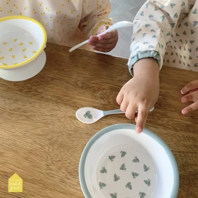 MAISON PETIT JOUR Miseczka dla dzieci z przyssawką i łyżką Króliczki | Pan Piksel