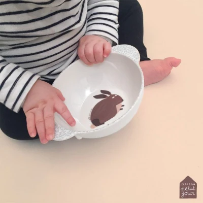MAISON PETIT JOUR Miseczka dla dzieci z uchwytami seria Farma | Pan Piksel