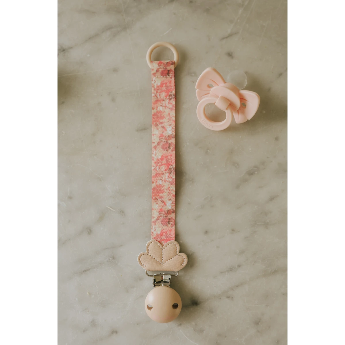 Elodie Details drewniana zawieszka do smoczka river rose | Pan Piksel