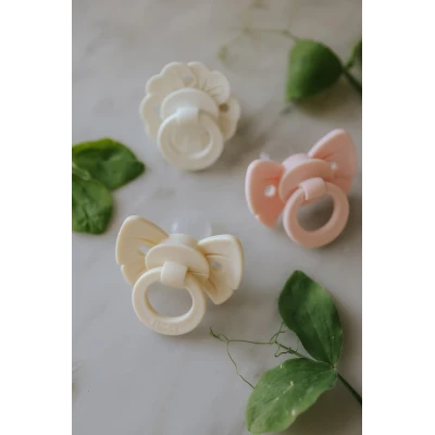 Elodie Details smoczek silikonowy Binky Bow 0-6 m misty pink | Pan Piksel