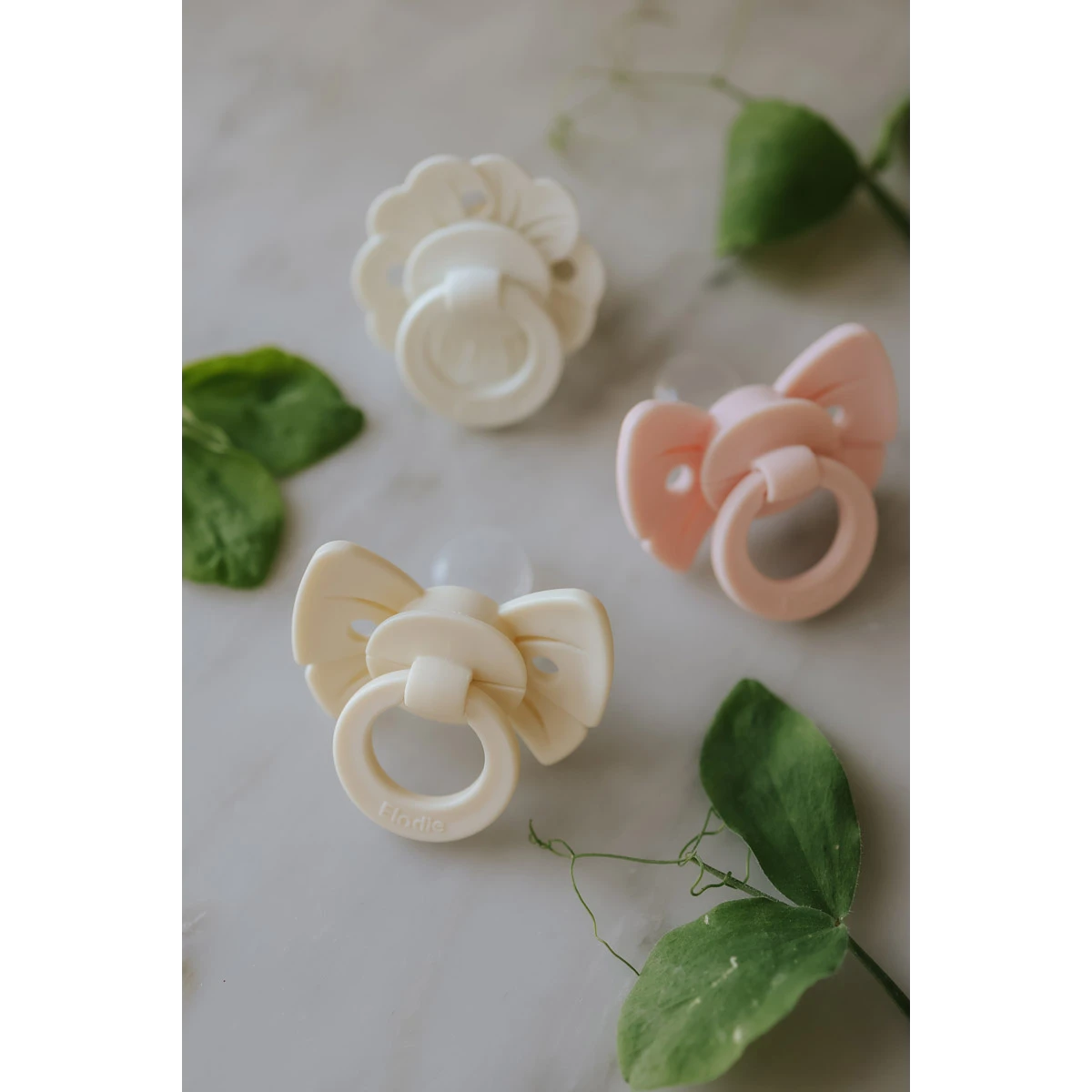 Elodie Details smoczek silikonowy Binky Bow 0-6 m misty pink | Pan Piksel