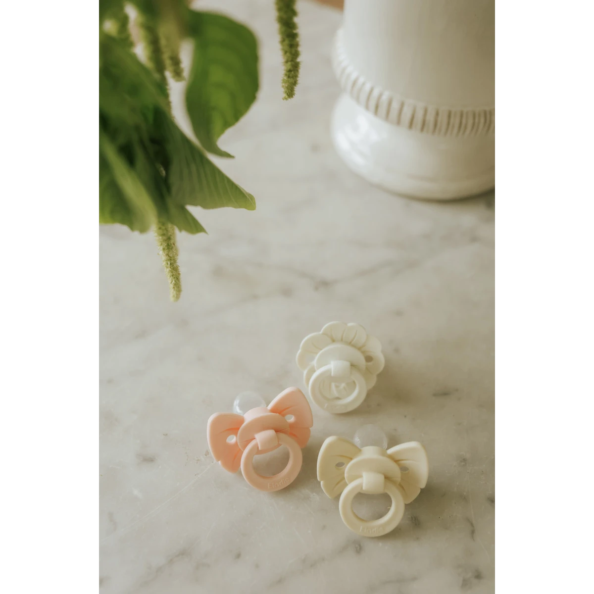 Elodie Details smoczek silikonowy Binky Bow 0-6 m misty pink | Pan Piksel