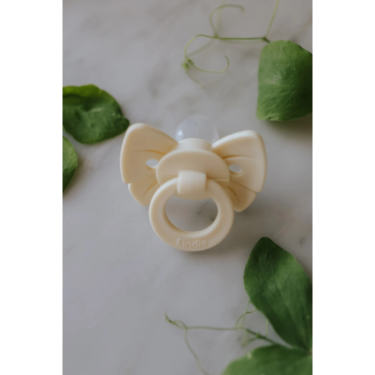 Elodie Details smoczek silikonowy Binky Bow 0-6m oat white | Pan Piksel