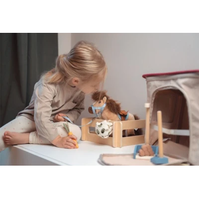 SMALL FOOT Pluszowy koń w stajni z akcesoriami w poręcznej torbie | Pan Piksel
