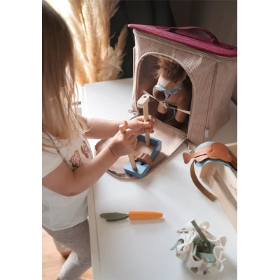 SMALL FOOT Pluszowy koń w stajni z akcesoriami w poręcznej torbie | Pan Piksel