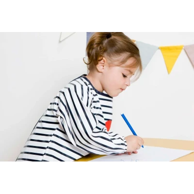 BABY TO LOVE Śliniak z rękawami niebieskie paski | Pan Piksel