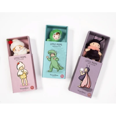 THREADBEAR DESIGN Laleczka w pudełku Dinozaur Danny | Pan Piksel