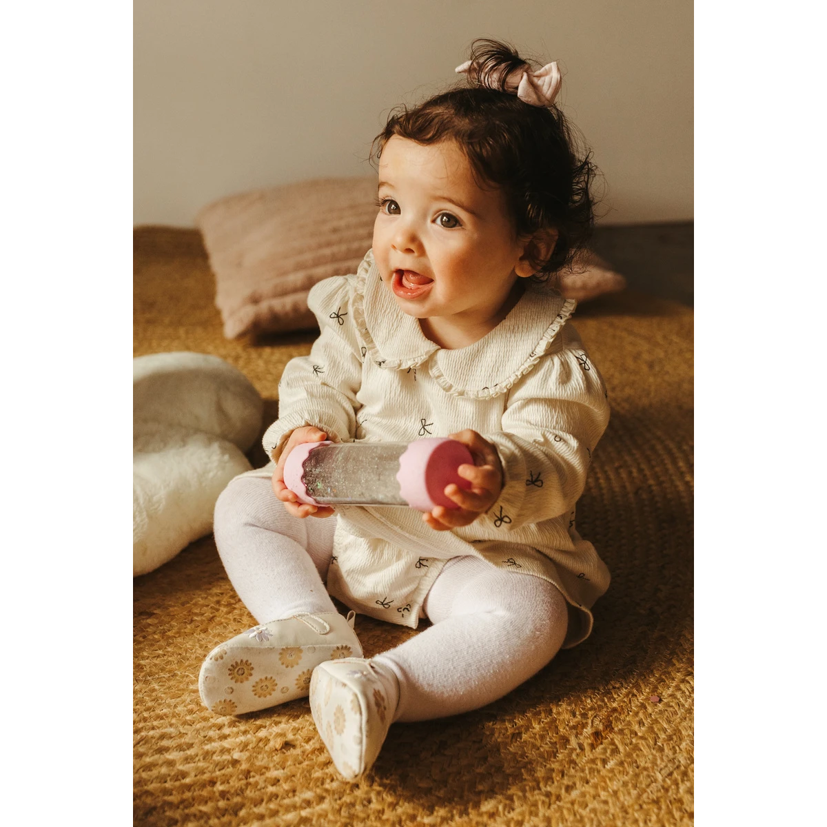 JELLYSTONE DESIGNS Jellystone Sensoryczna butelka dla niemowląt SOFT PINK 0+ wyciszająca przepływowa zamknięta | Pan Piksel
