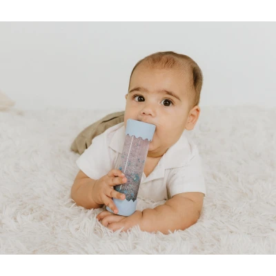 JELLYSTONE DESIGNS Jellystone Sensoryczna butelka dla niemowląt SOFT BLUE 0+ wyciszająca przepływowa zamknięta | Pan Piksel