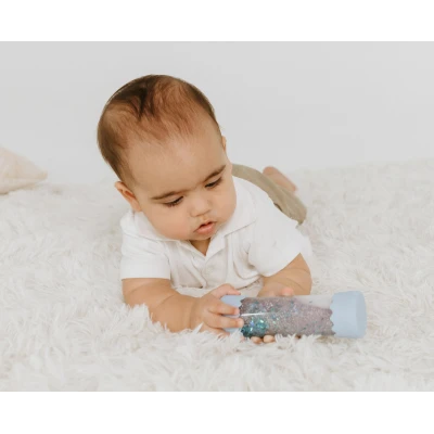 JELLYSTONE DESIGNS Jellystone Sensoryczna butelka dla niemowląt SOFT BLUE 0+ wyciszająca przepływowa zamknięta | Pan Piksel