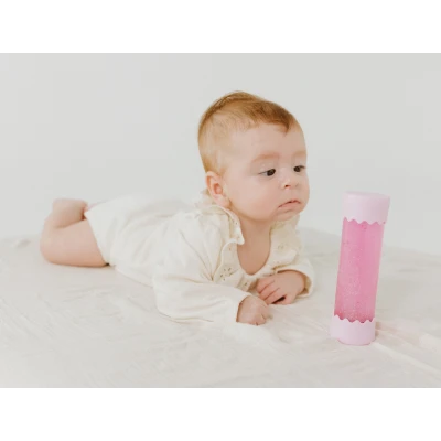 JELLYSTONE DESIGNS Jellystone Sensoryczna butelka dla niemowląt SOFT PINK 0+ wyciszająca przepływowa zamknięta | Pan Piksel