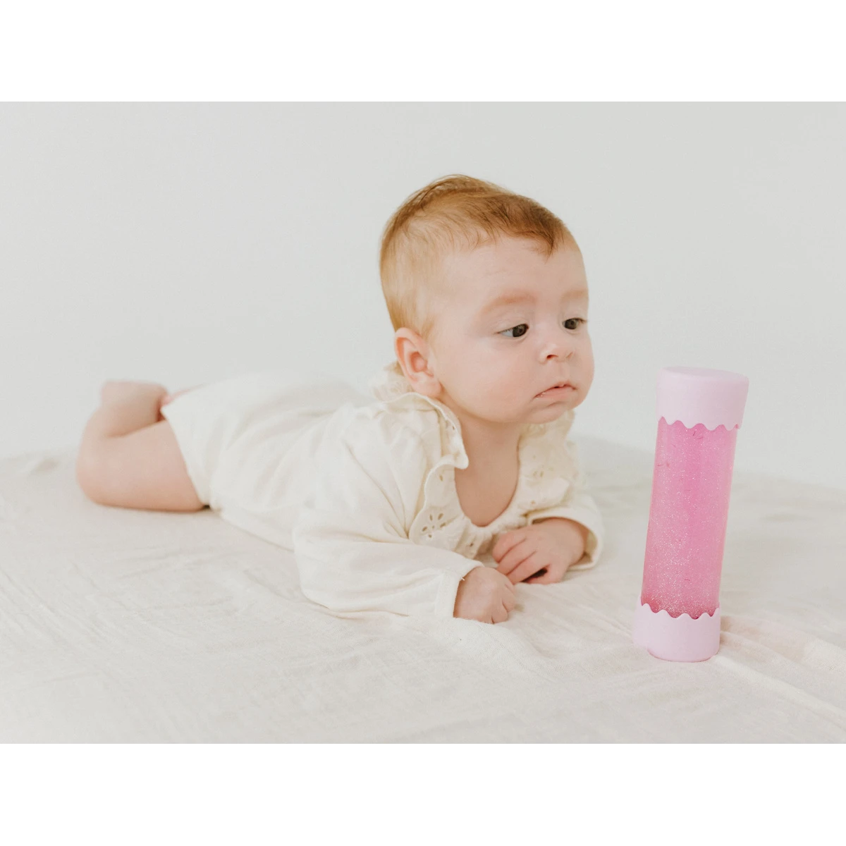 JELLYSTONE DESIGNS Jellystone Sensoryczna butelka dla niemowląt SOFT PINK 0+ wyciszająca przepływowa zamknięta | Pan Piksel