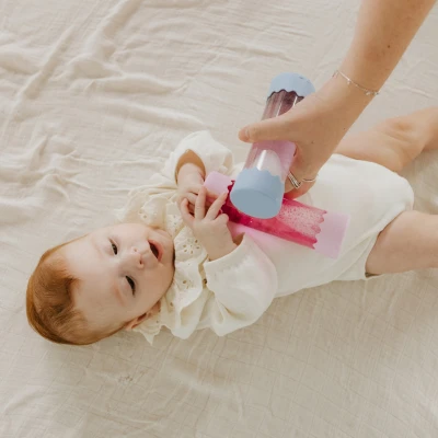 JELLYSTONE DESIGNS Jellystone Sensoryczna butelka dla niemowląt SOFT BLUE 0+ wyciszająca przepływowa zamknięta | Pan Piksel