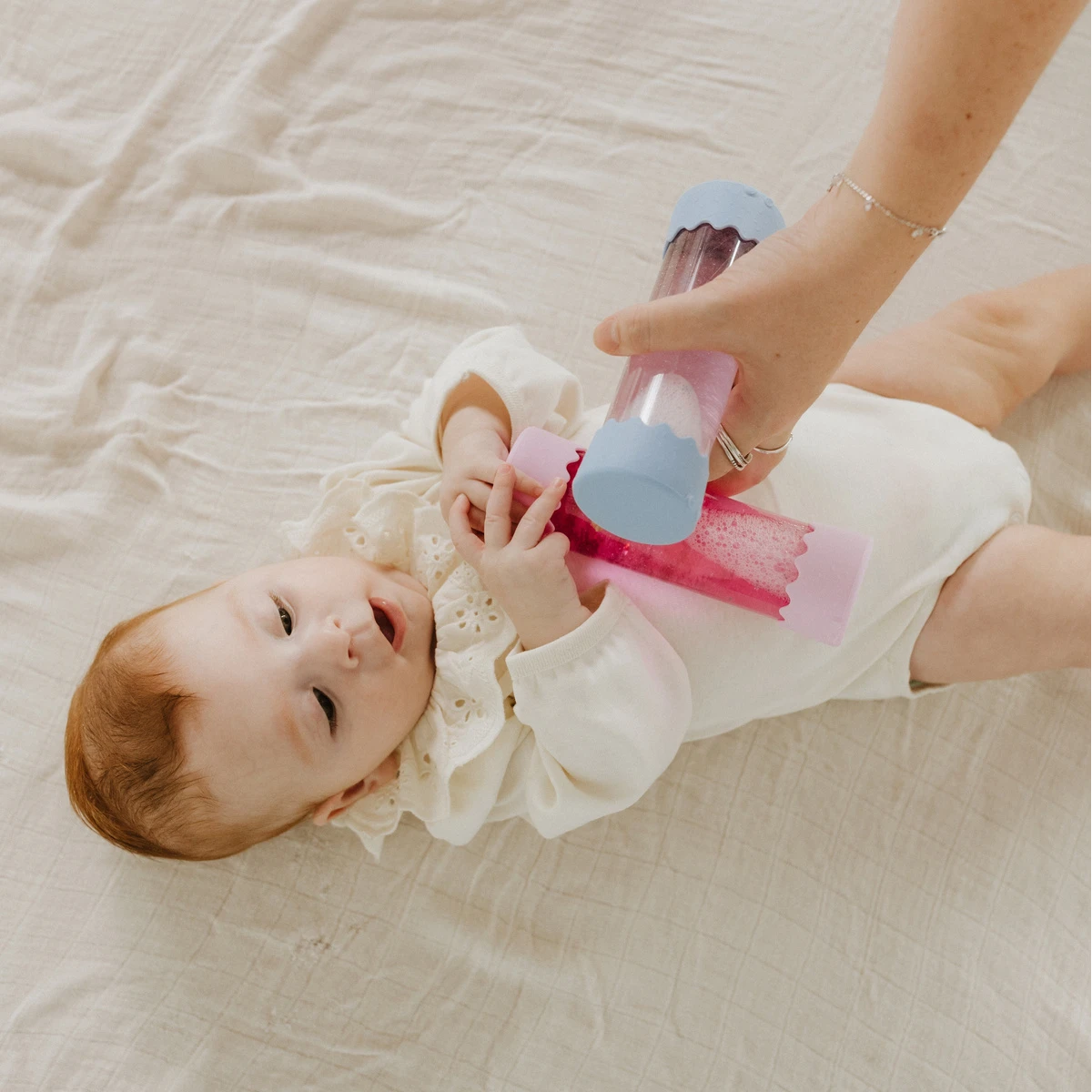 JELLYSTONE DESIGNS Jellystone Sensoryczna butelka dla niemowląt SOFT BLUE 0+ wyciszająca przepływowa zamknięta | Pan Piksel