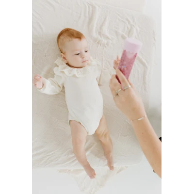 JELLYSTONE DESIGNS Jellystone Sensoryczna butelka dla niemowląt SOFT PINK 0+ wyciszająca przepływowa zamknięta | Pan Piksel
