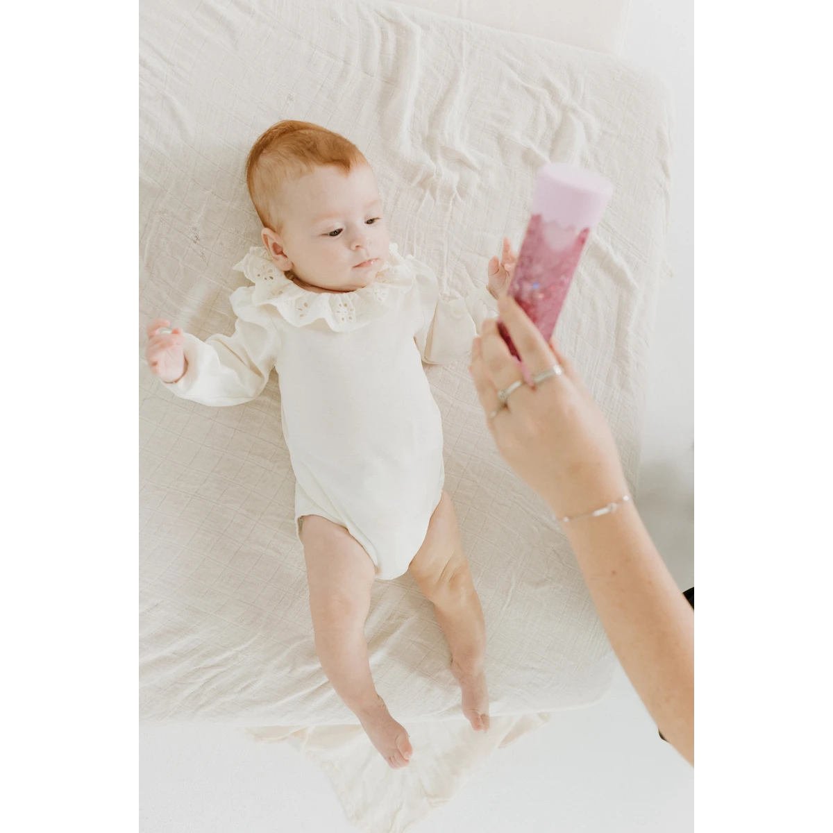 JELLYSTONE DESIGNS Jellystone Sensoryczna butelka dla niemowląt SOFT PINK 0+ wyciszająca przepływowa zamknięta | Pan Piksel