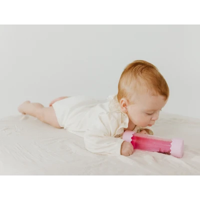 JELLYSTONE DESIGNS Jellystone Sensoryczna butelka dla niemowląt SOFT PINK 0+ wyciszająca przepływowa zamknięta | Pan Piksel