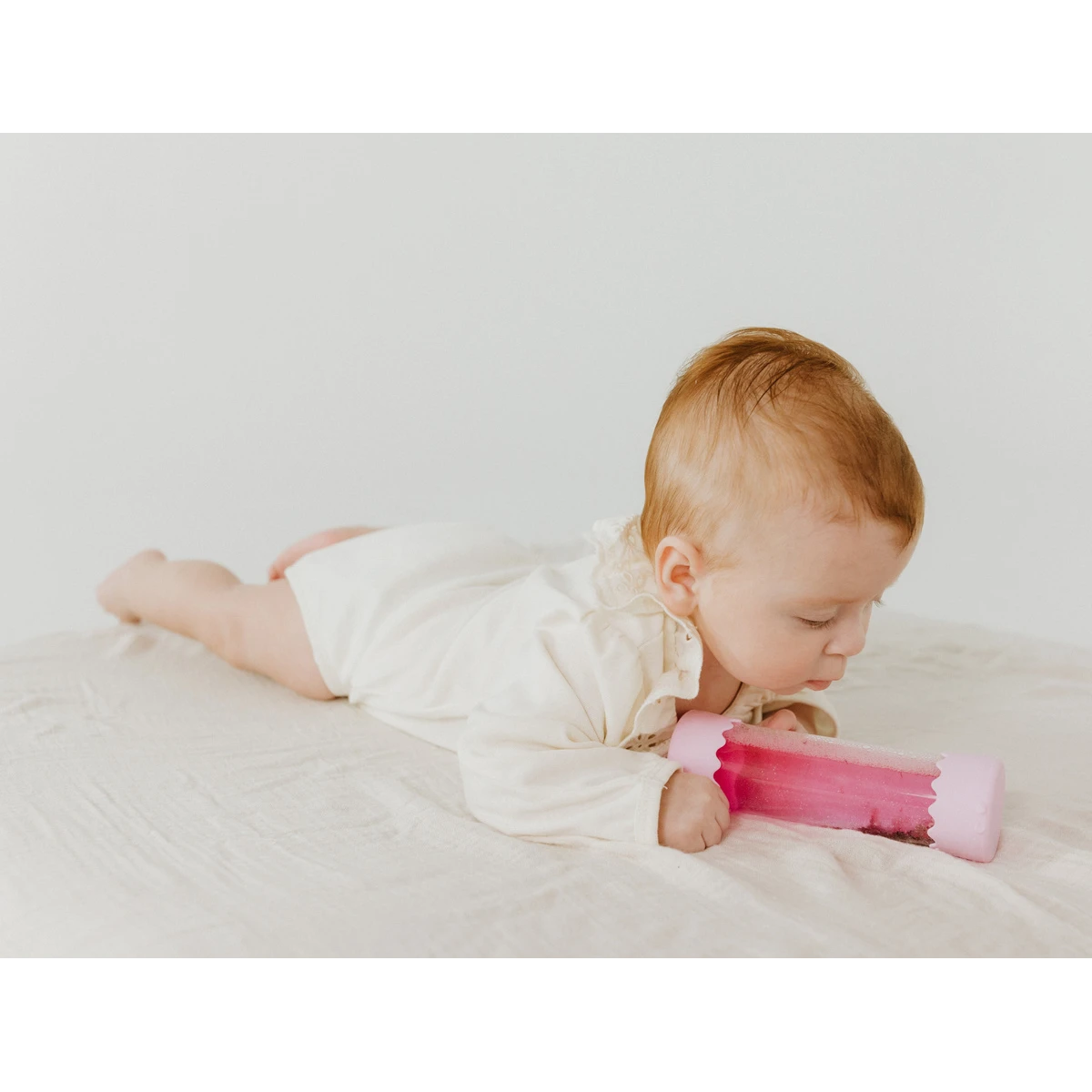 JELLYSTONE DESIGNS Jellystone Sensoryczna butelka dla niemowląt SOFT PINK 0+ wyciszająca przepływowa zamknięta | Pan Piksel