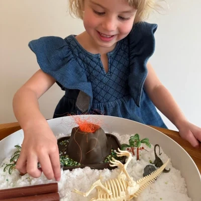 JELLYSTONE DESIGNS Jellystone Zestaw sensoryczny Świat dinozaurów tacka + figurki + śnieg sensoryczny | Pan Piksel