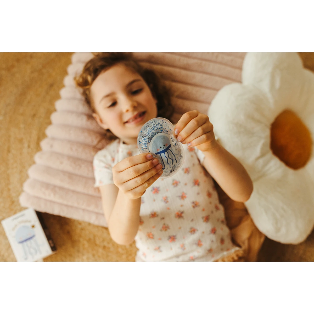 JELLYSTONE DESIGNS Jellystone Wish Jellyfish sensoryczna meduza szeptuszka snów gniotek wyciszający rytuał przed snem niebieska 