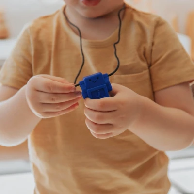 JELLYSTONE DESIGNS Jellystone Gryzak terapeutyczny antystresowy naszyjnik – robot School Blue | Pan Piksel