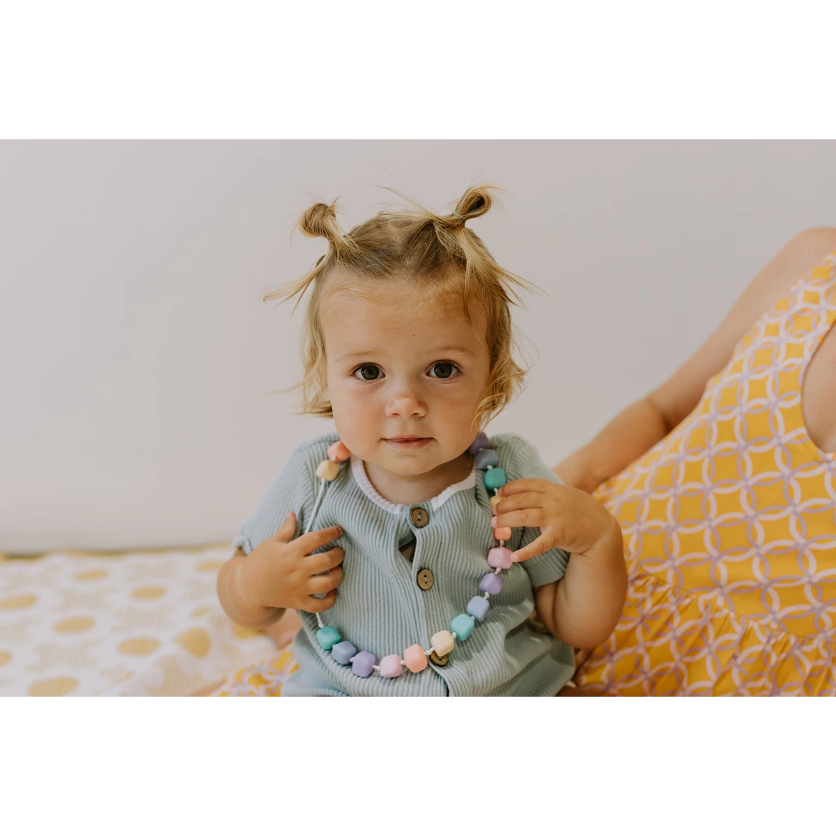 JELLYSTONE DESIGNS Jellystone Sensoryczny naszyjnik gryzak Korale księżniczki Princess pastel 3+ | Pan Piksel