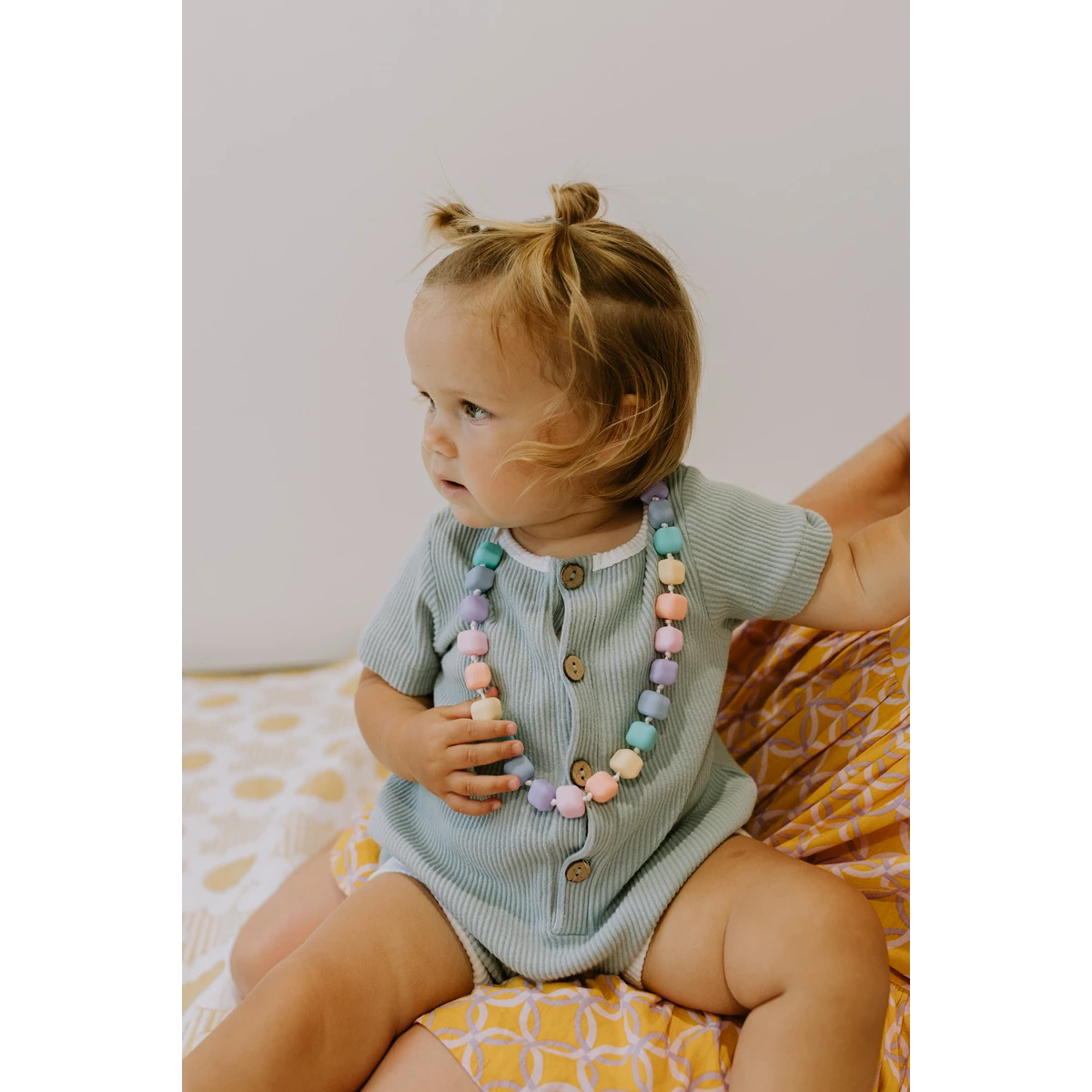 JELLYSTONE DESIGNS Jellystone Sensoryczny naszyjnik gryzak Korale księżniczki Princess pastel 3+ | Pan Piksel