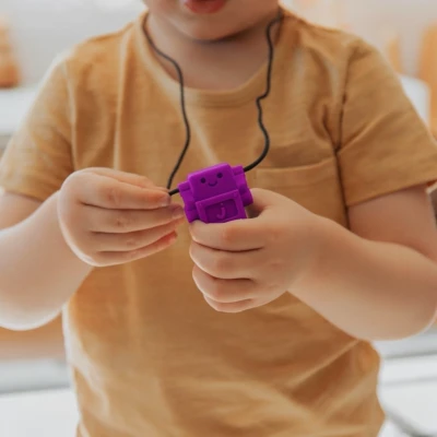 JELLYSTONE DESIGNS Jellystone Gryzak terapeutyczny antystresowy naszyjnik – robot Purple Grape | Pan Piksel