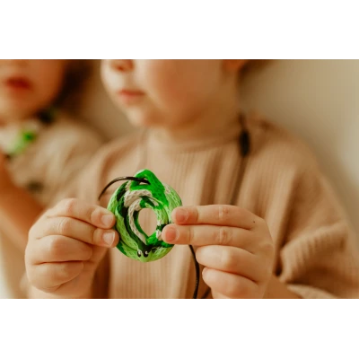 JELLYSTONE DESIGNS Jellystone Gryzak terapeutyczny antystresowy naszyjnik – Leśny Wąż | Pan Piksel