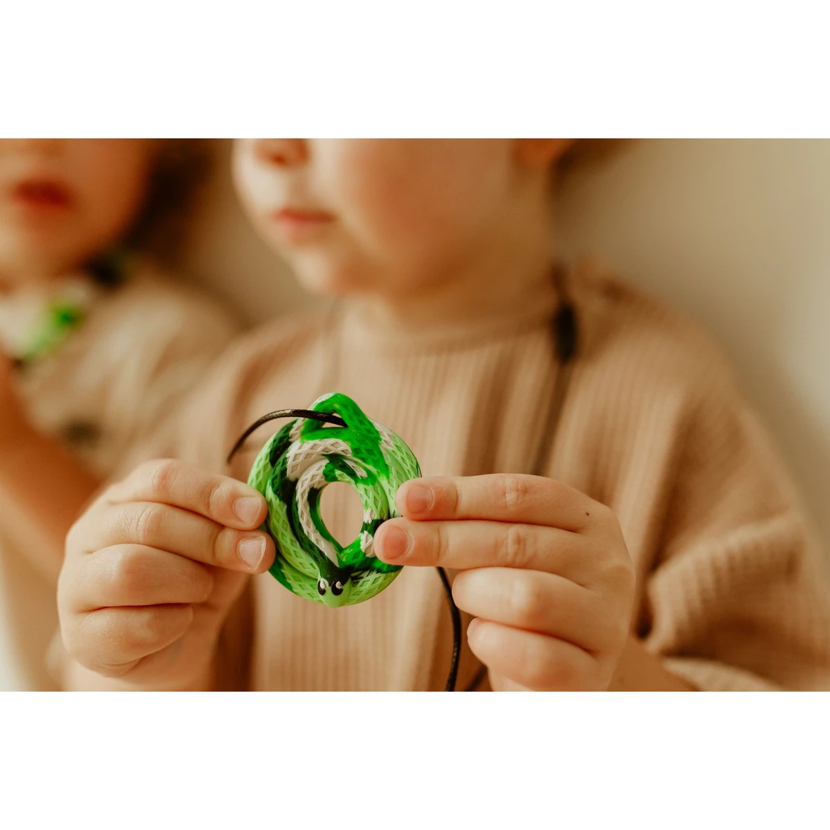 JELLYSTONE DESIGNS Jellystone Gryzak terapeutyczny antystresowy naszyjnik – Leśny Wąż | Pan Piksel