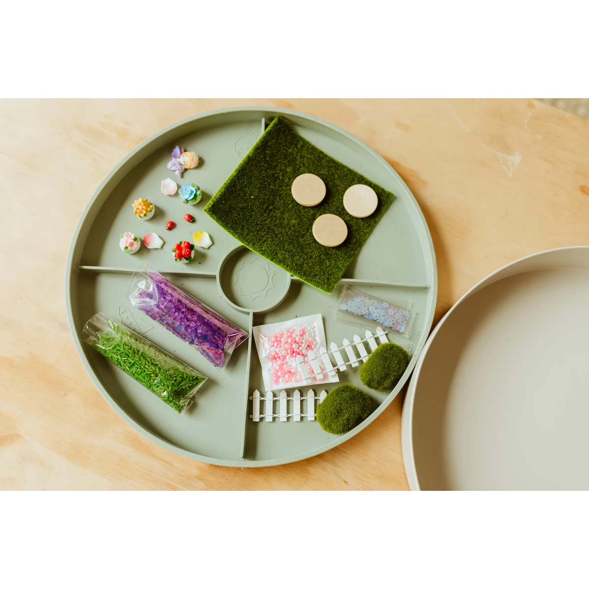 JELLYSTONE DESIGNS Jellystone Zestaw sensoryczny Zaczarowany Ogród wkład do tacki sensorycznej Play Tray | Pan Piksel