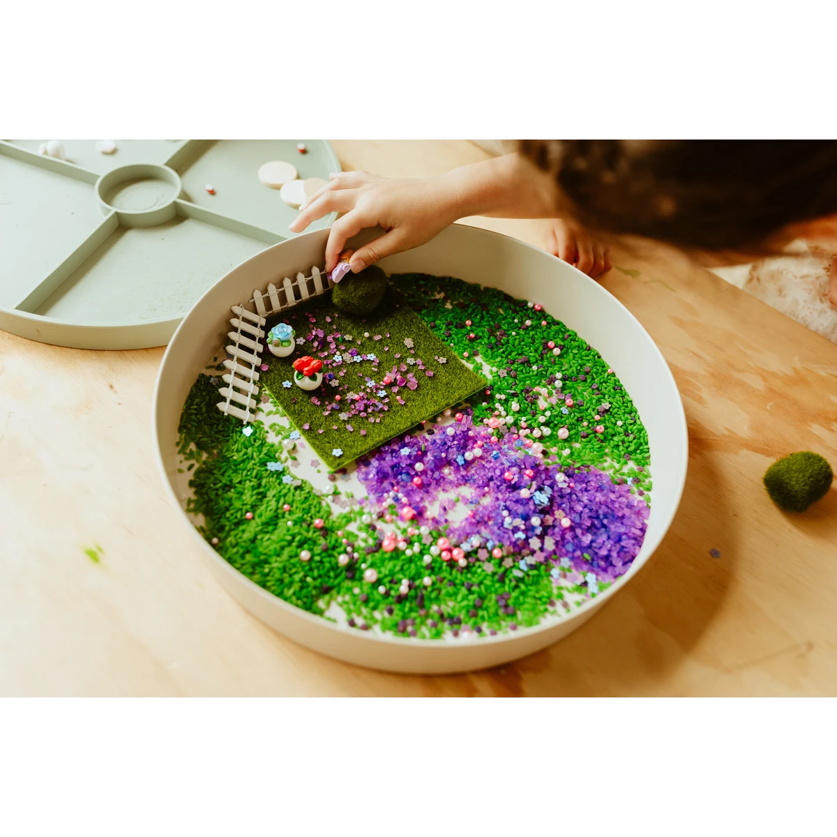 JELLYSTONE DESIGNS Jellystone Zestaw sensoryczny Zaczarowany Ogród wkład do tacki sensorycznej Play Tray | Pan Piksel