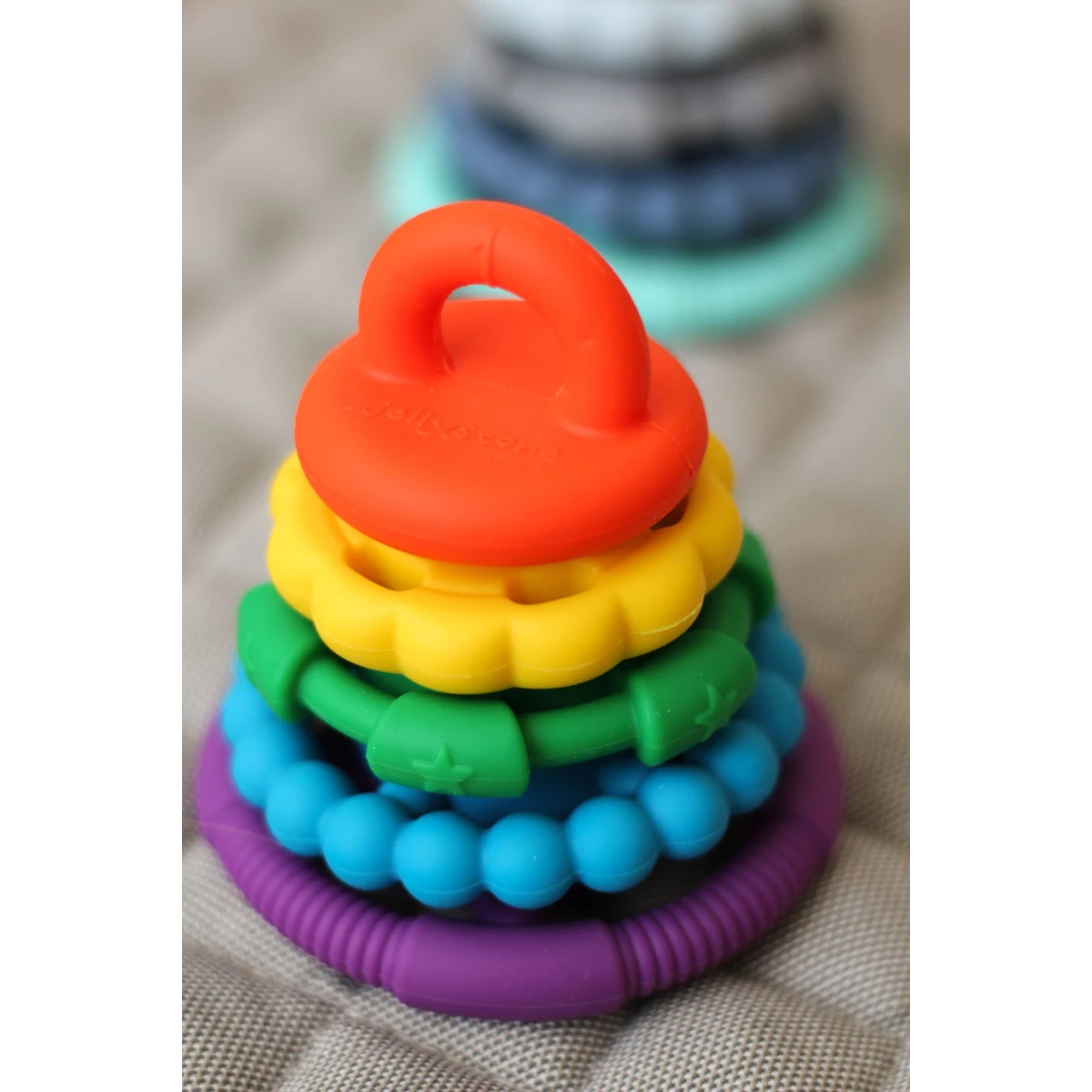 JELLYSTONE DESIGNS Jellystone Silikonowa piramida gryzaki krążki Rainbow Tęcza | Pan Piksel