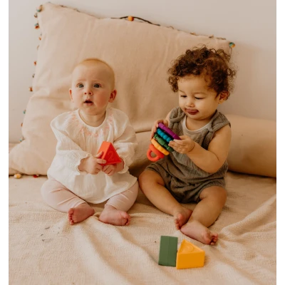JELLYSTONE DESIGNS Jellystone Silikonowa piramida gryzaki krążki Rainbow Tęcza | Pan Piksel