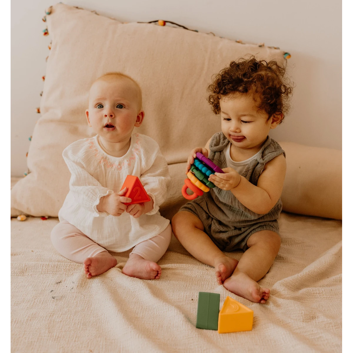 JELLYSTONE DESIGNS Jellystone Silikonowa piramida gryzaki krążki Rainbow Tęcza | Pan Piksel