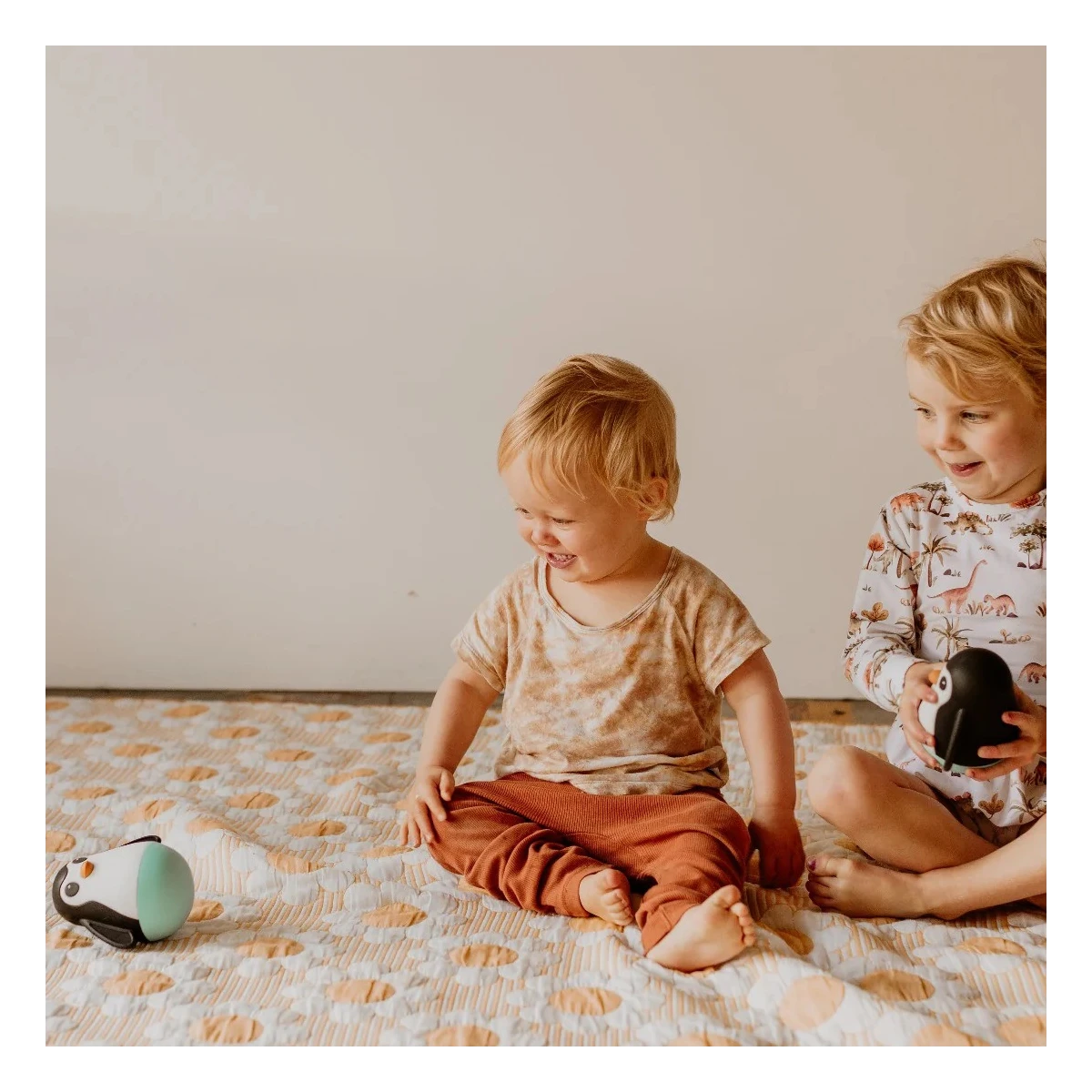 JELLYSTONE DESIGNS Jellystone Wańka wstańka Pingwin soft BLUE | Pan Piksel
