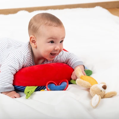 SIGIKID Poduszka do leżenia na brzuszku 37cm zabawka ruchowa grzechotka | Pan Piksel