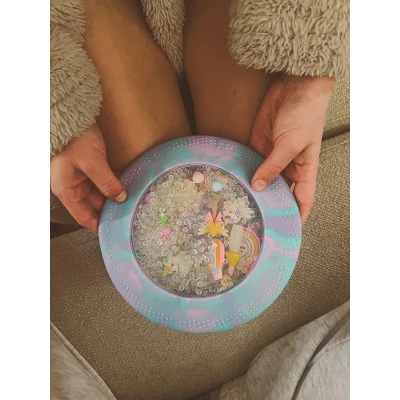JELLYSTONE DESIGNS Jellystone Sensoryczny dysk z figurkami A-Ku-Ku! Peekaboo motyw Jednorożec | Pan Piksel