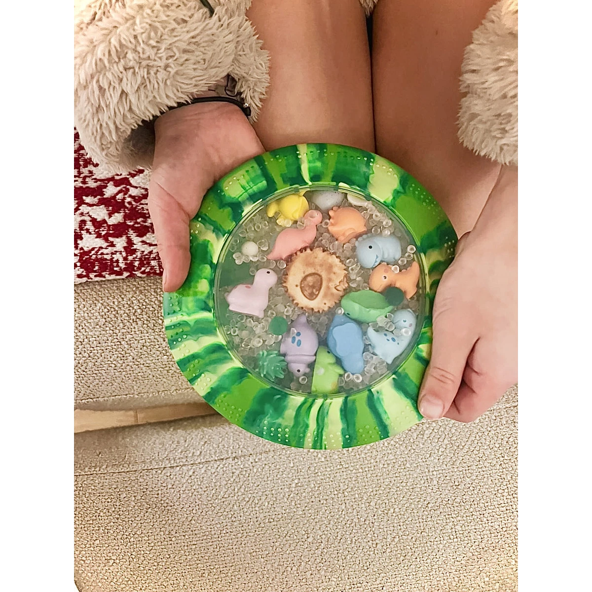 JELLYSTONE DESIGNS Jellystone Sensoryczny dysk z figurkami A-Ku-Ku! Peekaboo motyw Dinozaur | Pan Piksel